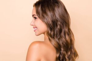 Woman with a well-defined nose and smooth skin, showcasing the aesthetic results of liquid rhinoplasty.