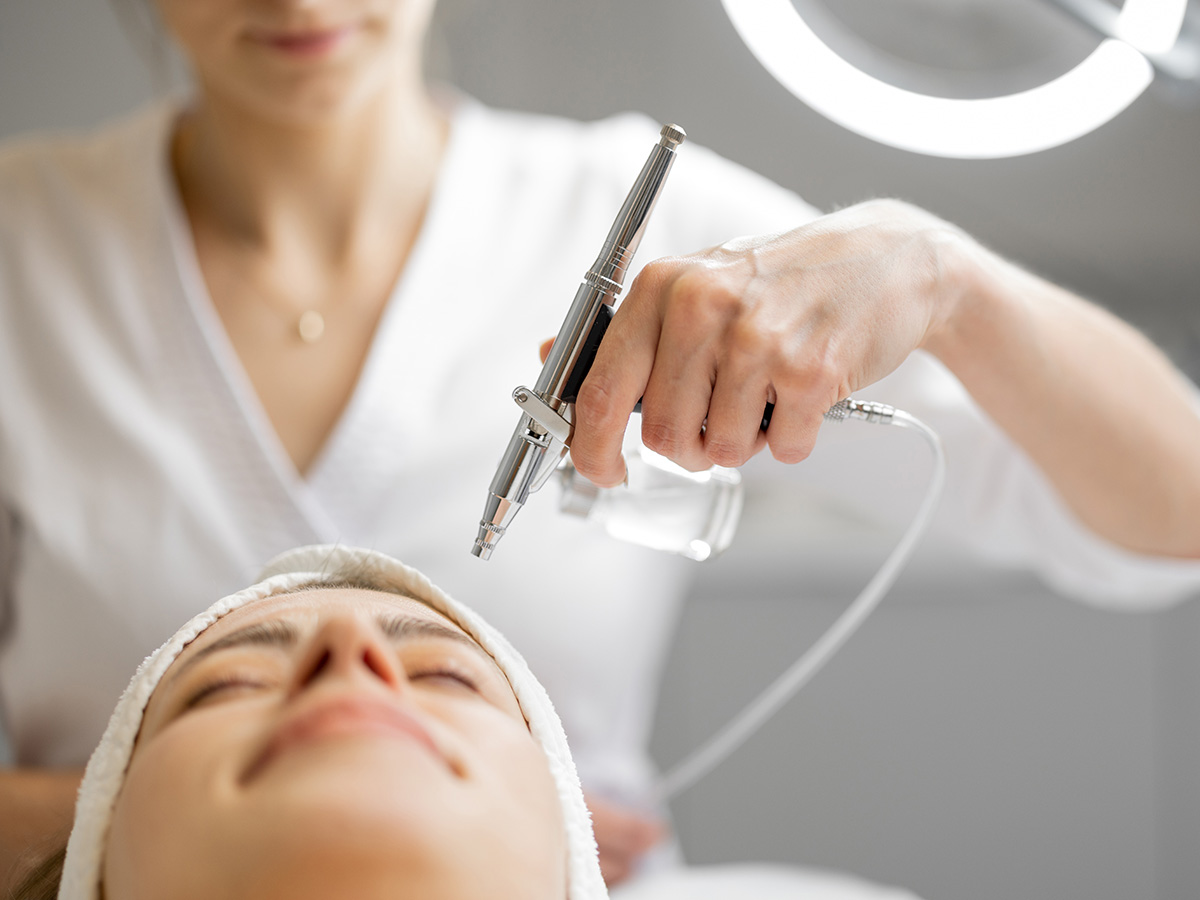 Oxygen facial treatment delivering hydration and antioxidants to improve skin tone and radiance