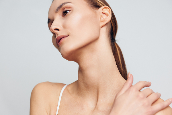 Woman showing neck and jawline beside text about choosing the right facelift technique.